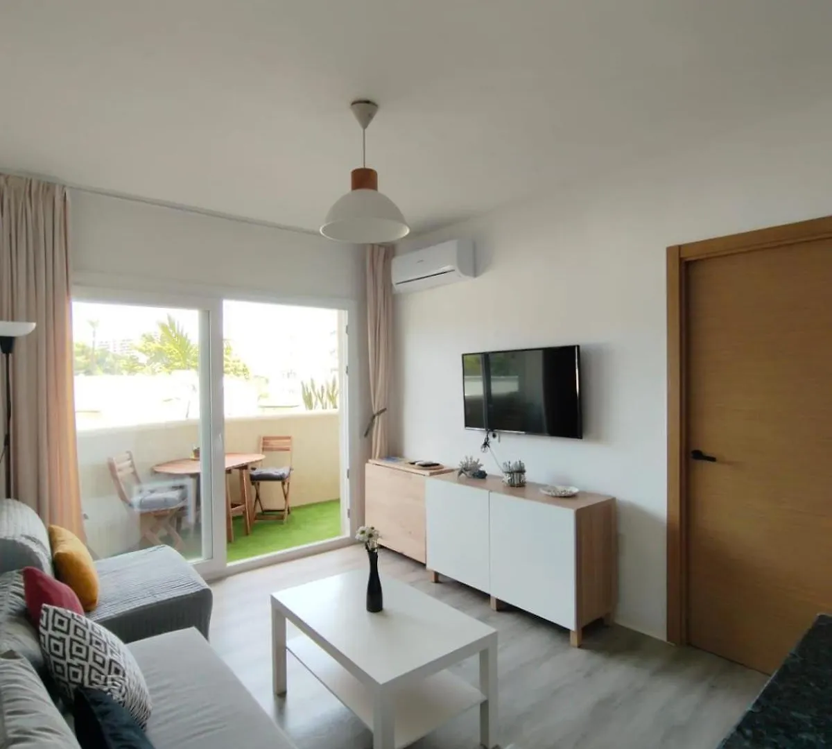 בנאלמדנה Beachfront Apartment