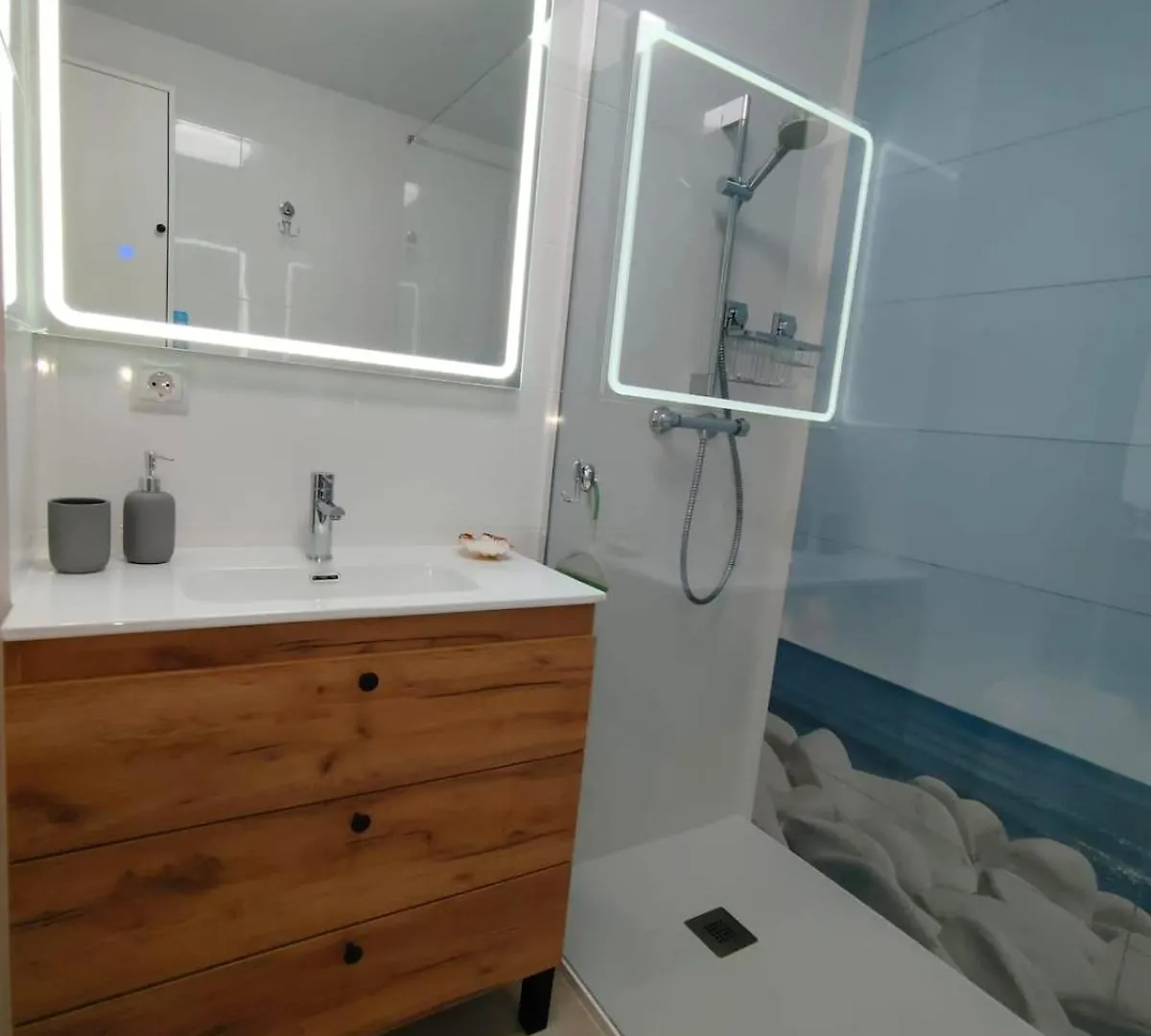 בנאלמדנה Beachfront Apartment